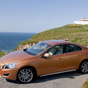„Das Profil strahlt ein so starkes Coupé-Feeling aus, dass die hinteren Türen bei genauem Hinsehen so etwas wie eine angenehme Überraschung sind“, schwärmt Volvo Design-Direktor Peter Horbury.