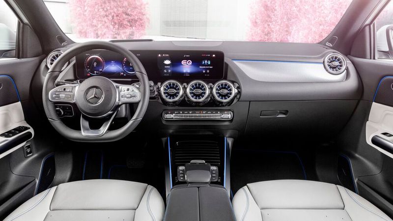 Insgesamt überzeugt der Innenraum aber mit elegantem Design, hochwertigen Materialien und guter Verarbeitung. Die Bedienung der vielen Funktionen ist nicht ganz unkomplex, wird aber durch die sehr verständige Spracherkennung entscheidend erleichtert. Naviziel eingeben oder Sender wechseln einfach per Zuruf – top. (Bild: Mercedes-Benz)