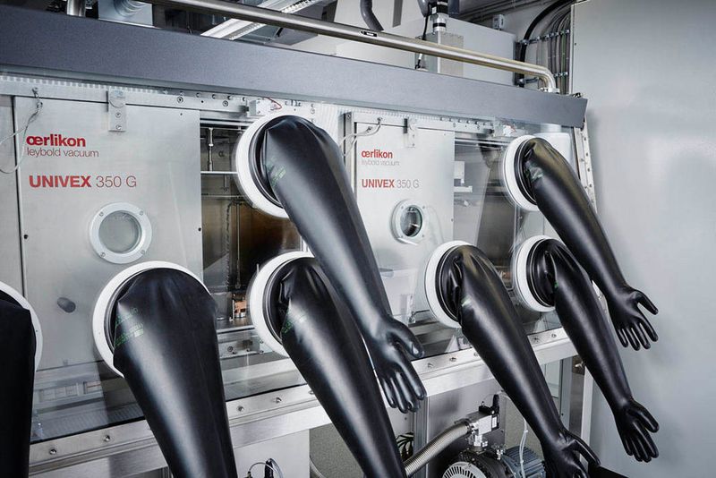 Gloveboxen an Univex-System (Bild: Oerlikon Leybold Vacuum)