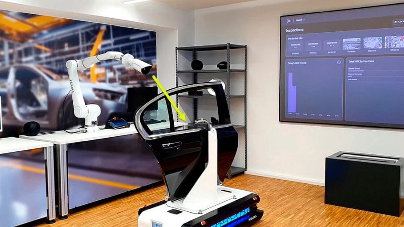 Der weiße Service-Roboter mit der High-Res-Kamera scannt die fehlerhafte Autotür. (Bild: Harald Karcher)