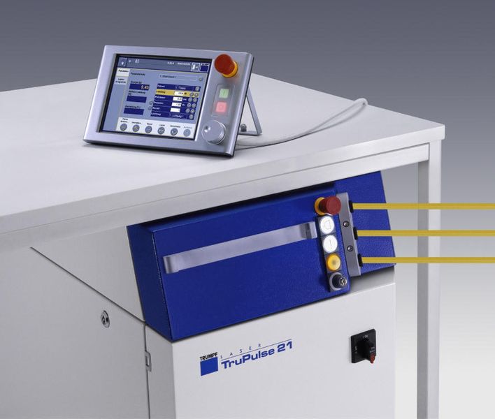 Die Bedienung über Touchscreen  ... mit Dreh-Drück Knopf ist sehr einfach und intuitiv. Das Bedienpanel ist abnehmbar zur unmittelbaren Verwendung am Bearbeitungsort. (Archiv: Vogel Business Media)