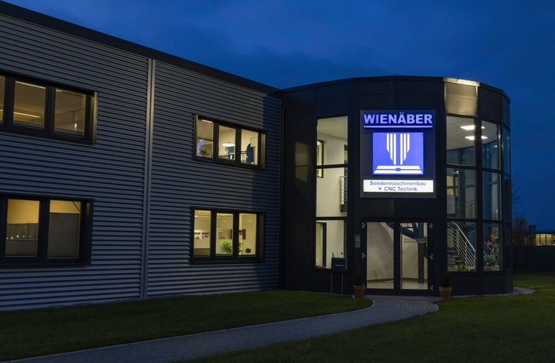 Neues Betriebsgebäudes von Wienäber Sondermaschinenbau und CNC-Technik bei nächtlicher Beleuchtung. (Tim Kleinwaechter)
