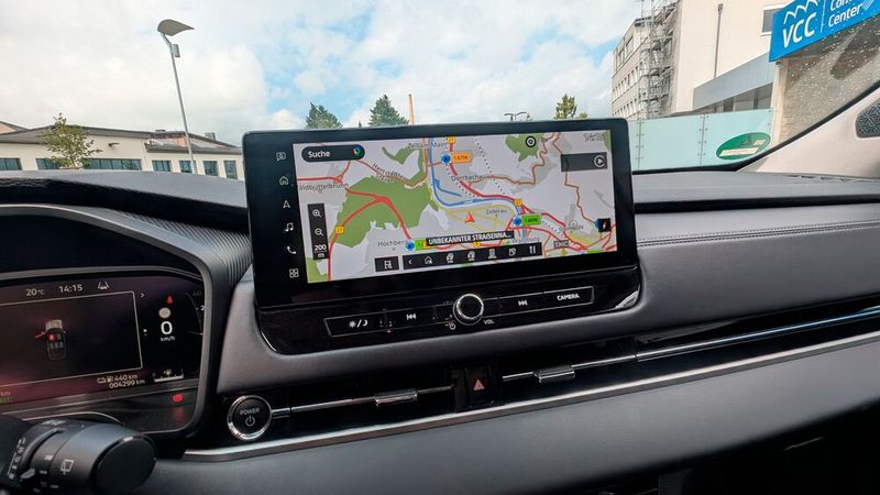 8. Das Infotainment und die Fahrassistenten: Japanische Fahrzeugmodelle sind in der Regel nicht für ihre fortschrittlichen und benutzerfreundlichen Infotainmentsysteme bekannt. Bei den Testfahrten machte das im  Outlander verbaute System aber unter dem Strich eine gute Figur. Auch in seinem vierten Lebensjahr ist es noch auf der Höhe der Zeit. So sind Apple Car Play und Android Auto kabellos an Bord. Begrüßenswert ist, dass man dank einer logischen Bedienerführung und den verbliebenen Tasten und Drehschalter nicht umständlich in Untermenüs navigieren muss. Die Top-Ausstattung punktet mit einem hochwertigen Soundsystem von Yamaha, das sich hören lassen kann. Eine deutlich weniger gute Figur machten die Assistenzsysteme auf den Testfahrten: Nicht etwa, weil sie versagten, sondern weil sie aufgrund der lauten Warntöne und dem Eingreifen beim Abweichen der idealen Fahrlinie schlichtweg nervten. (Bild: Mauritz – VCG)