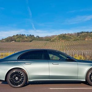 2. Die Abmessungen: Die E-Klasse Limousine ist knapp 4,95 Meter lang, knapp 1,47 Meter hoch, und mit ausgeklappten Außenspiegeln knapp 2,1 Meter breit. Zum Vergleich: Die S-Klasse bringt es auf eine Länge von 5,18 Meter.(Bild:  Mauritz – VCG)