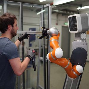 Mensch und Roboter werden künftig enger zusammenarbeiten. Künstliche Intelligenz wird dabei eine zentrale Rolle spielen.  (Bild:  Fraunhofer IFF)