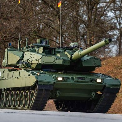 Der Kampfpanzer Leopard 2 (hier die neueste Version A8), wird von vielen Nato-Ländern genutzt. Das deutsch-französische Panzersystem MGCS, das derzeit in der Entwicklung ist, soll ihn ersetzen, läuft aber nicht so rund. KNDS hält das vom Börsengang in diesem Jahr nicht ab ... (Bild: KNDS)