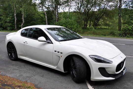 Äußerlich ist der aggressiv dreinblickende Stradale als Fahrmaschine erkennbar. (Wehner)