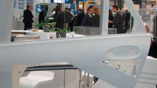 formnext 2016: Geschäftsführer Stephan Kegelmann präsentiert eine 3D-gedruckte Pkw-Tür (Kegelmann Technik)