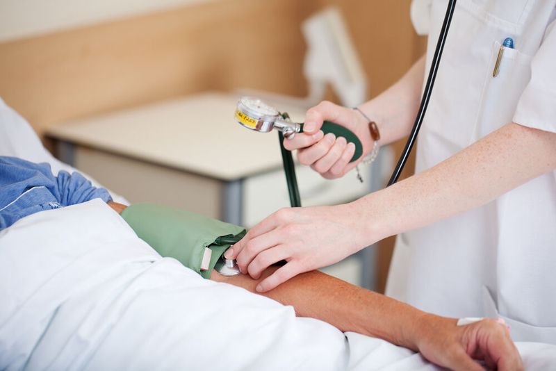 Die alternde deutsche Gesellschaft erzeugt eine hohe Nachfrage nach Gesundheits- und Krankenpflegern. Sie liegen auf Platz 2 der meistgesuchten Berufe. (Bild: © contrastwerkstatt - stock.adobe.com)