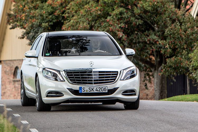 Der S500 Plug-in Hybrid ist ab dem 27. September zum Einstiegspreis von 108.945 Euro erhältlich – inklusive sechs Jahren Garantie auf den Hochvolt-Akku und die Plug-in-Komponenten. (Foto: Daimler)