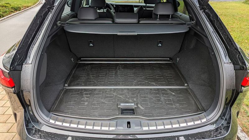 10. Der Kofferraum: Vier Erwachsene können mit dem RX also bequem auf Reisen gehen – und müssen sich auch beim Gepäck nicht einschränken. Das Kofferraumvolumen beträgt 612 Liter (nach VDA) und bietet laut dem Hersteller genug Platz für vier 9,5-Zoll-Golfbags oder zwei 77-Liter- und zwei 63- Liter-Koffer. Unter dem Laderaumboden gibt es ein zusätzliches Staufach beispielsweise für ein Ladekabel – das benötigt der Vollhybrid RX 500 h aber nicht. (Bild: Rosenow – VCG)