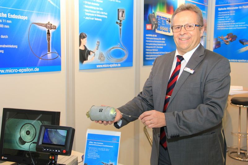 Claus Hofmann, Geschäftsführer der Micro-Epsilon Eltrotec GmbH, demonstriert die Inspektion und Vermessung von Bohrungen mittels starrer technischer Endoskope als Objektiv. Zusammen mit integrierten Lichtleitern zur Beleuchtung und möglicher LED- oder Halogen-Lichtquellen lassen sich laut Hofmann brillante Bilder aus kleinen Bohrungen erzeugen. (Bild: Schäfer)