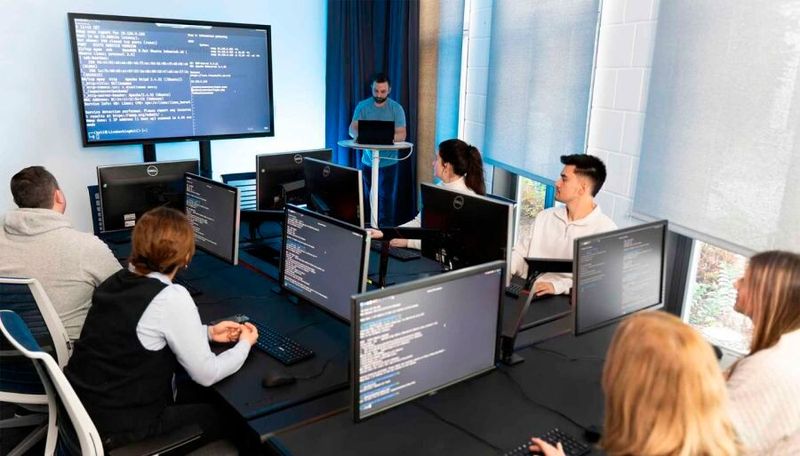 Ein Blick in das Lernlabor des Konsortiums des Fraunhofer IESE und der Hochschule Worms in Kaiserslautern.  (Bild:  Fraunhofer IESE)
