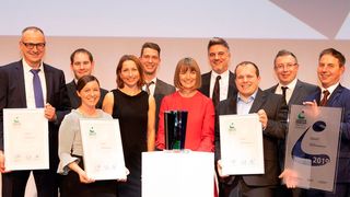 Petra Becker in der Mitte (rotes Kleid). 2.v. rechts: Jürgen Braunstetter, Leiter Supply Chain Management Automotive bei Continental. Ganz rechts: VDA-Präsident Bernhard Mattes, ganz links: Prof. Dr. Wolfgang Stölzle, Vorsitzeder der Jury und Ordinarius am Lehrstuhl für Logistikmanagement Uni St. Gallen. (Kai Bublitz/VDA)