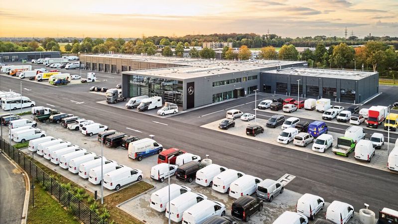 Auf 50.000 Quadratmetern hat die Herbrand-Gruppe einen neuen Nutzfahrzeugstandort in Krefeld-Fichtenhain gebaut.(Bild:  Herbrand)