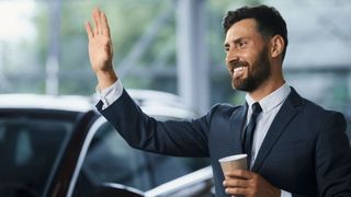 Und weg ist er. Während der Verkäufer der Probefahrt hinterherwinkt, hat der Interessent ganz andere Pläne. Er bringt den Wagen nicht mehr zurück – und beschert dem Händler damit eine Reihe von Problemen. (Bild: © serhiibobyk – stock.adobe.com)