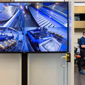 Mithilfe des Laserblanking-Verfahrens können in der neuen Trumpf-Anlage bis zu 25 Tonnen aufgerolltes Blech mannlos und vollständig verarbeitet werden. Großserienhersteller aus dem Automobilzuliefererbereich, Schaltschrankbauer sowie Aufzug-, Lüftungs- und Klimaanlagenproduzenten sollten sich das näher anschauen. 