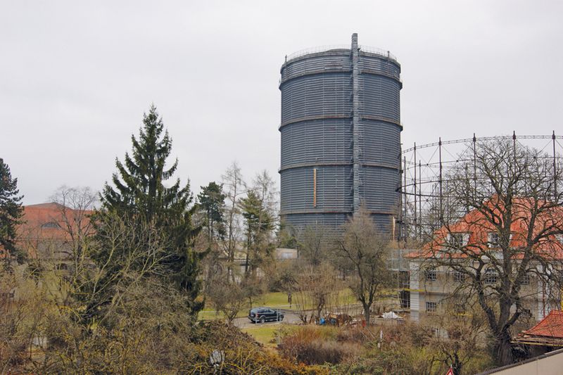 Ein Augsburger Industriedenkmal: Der benachbarte Gasturm dient Anreisenden als Orientierungshilfe. (Archiv: Vogel Business Media)