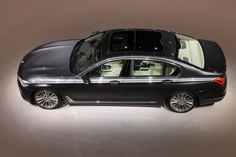 Coinciding with the world premiere of the new BMW 7 Series, the plug-in hybrid variant of the luxury sedan, the BMW 740e, is also being unveiled. (Source: Schulz)