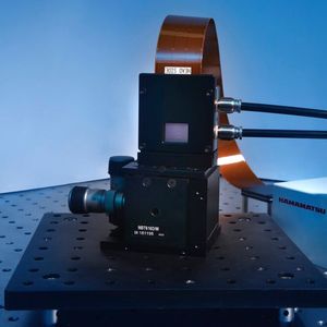 Mit der aktuell im Aufbau befindlichen Anlage lassen sich mithilfe von LCoS-SLMs (Liquid Crystal on Silicon – Spatial Light Modulators) durch gezielte Krümmung der Phasenfront des Laserstrahls quasi beliebige Strahlprofile (Beispiel Aufmacherfoto) im LPBF-Prozess erzeugen.(Bild:  Fraunhofer-ILT)