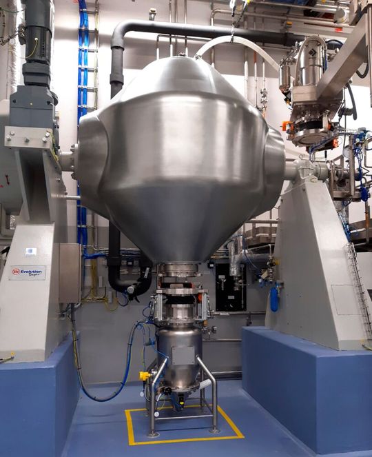 Installation Italvacuum dans une salle blanche : sécheur sous vide à double cône équipé de vannes à deux voies(Image : Italvacuum)