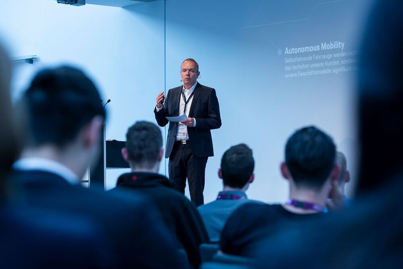 Im Anschluss folgten digitale Ideen aus der Autoindustrie. Stefan Bröer erläuterte, wie Porsche das Aftersales-Geschäft digitalisieren will. (Stefan Bausewein)