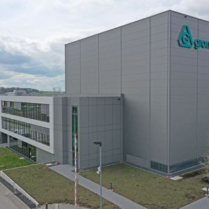 Lagergebäude mit dem blauen Groninger-Schriftzug(Source:  Groninger)