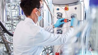 Sonotec-Mitarbeiterin Daniela Treptow bei einem Versuchsaufbau mit einem der neuen Sensoren im Biozentrum der Martin-Luther-Universität Halle-Wittenberg  (Sonotec)