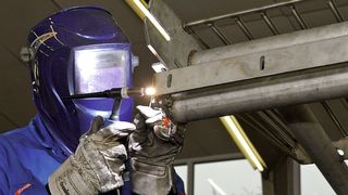 Eine erst spät im Wertstrom stattfindende endgültige Variantenausbildung sowie kundenauftragsbezogene Montage verbessert die Materialeffizienz.  (Bild: Abels & Kemmner)