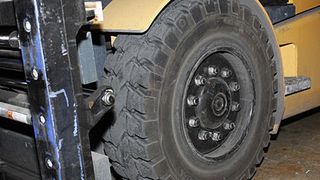 Die Gabelstapler bei Moët & Chandon sind mit dem Continental-Industriereifen SC20 bereift, da dieser keine Stoffe enthält, die Nitrosamine generieren.  Bild: Continental (Archiv: Vogel Business Media)