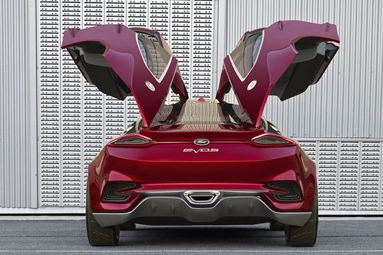 Ein Rückleuchtenband zieht sich durch das Heck. (Ford)