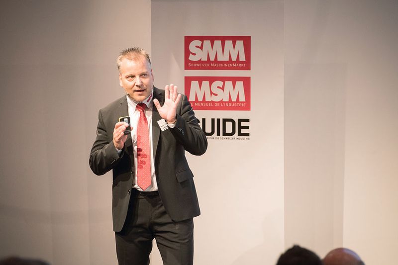 Rolf Jauch, Newemag Werkzeugmaschinen zeigte wie Additive Fertigung mit hoher Präzision und Oberflächengüte funktioniert. (Thomas Entzeroth)