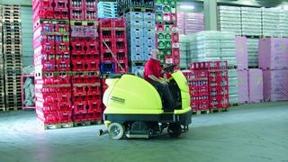 Für das regelmäßige Reinigen der Lagerfläche setzt Lekkerland eine Scheuersaugmaschine des Typs BR 100/250 R von Kärcher ein. Bild: Kärcher (Archiv: Vogel Business Media)