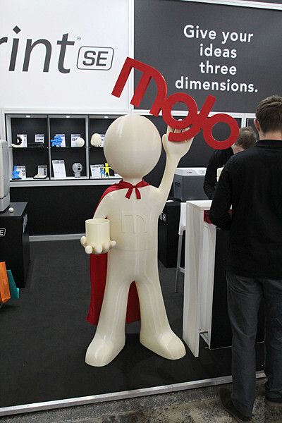 ... Hier ein indviduelles Exoskelett aus Ultem 9085, das in 10 Stunden hergestellt wurde. Es hilft etwa Patienten mit Arthrogyposis, die sich kaum aus eigener Kraft bewegen können, zu neuer Lebensqualität. (Bild: Königsreuther)