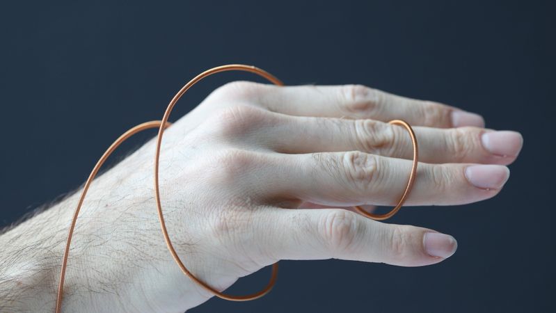 FiberMotor hat einen Durchmesser von 1 bis 3 mm und besteht aus zwei konzentrischen Hohlfasern. Um jede Faser sind dicht isolierte Kupferdrahtelektroden gewickelt, die nur geringfügig dicker sind als ein menschliches Haar. (Bild:  EPFL)