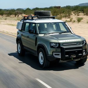 Nachdem der Defender in 70 Jahren ohne nennenswerte Designänderung zur Ikone gereift ist, bekommt er nun radikales Facelift mit Wiedererkennungswert.(Bild:  Land Rover)