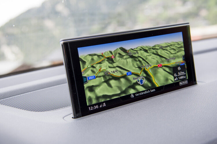 Weitere Informationen lassen sich auf einem schlanken, ausfahrbaren Bildschirm in der Mittelkonsole darstellen. (Foto: Audi)
