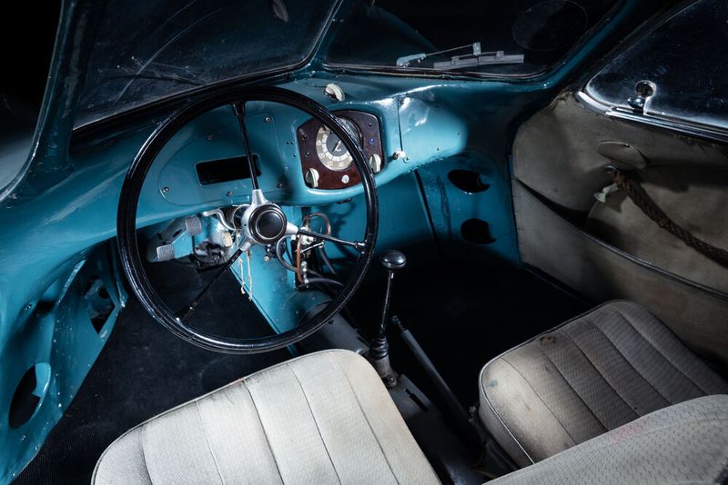 Das Cockpit ist spartanisch. (RM Sotheby's)