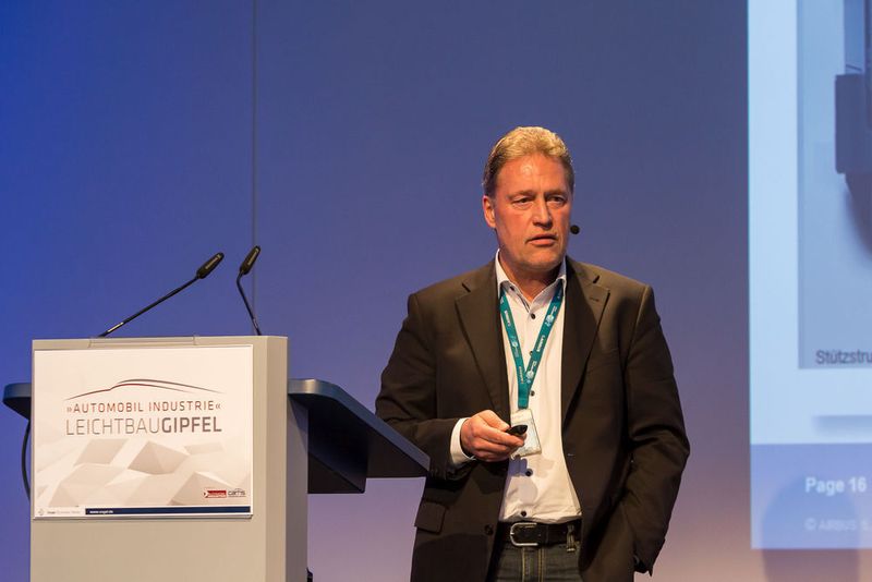 Peter Sander, Airbus Operations, zu einer Halterung, optimiert für die CFK-in-3D-Wickeltechnik: „Etwas Besseres habe ich noch nicht gesehen.“ (Stefan Bausewein)