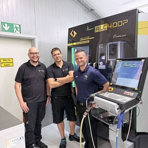 Production Manager Jonas Schlegel, Managing Director Alexander Braun, Sodick Regional Sales Manager Daniel Günzel (from left to right): Joint planning, individual implementation – the new Sodick ALC400P was realized as an automated cell right from the start and tailored precisely to the requirements at BKV Braun.(Source:  Sodick)