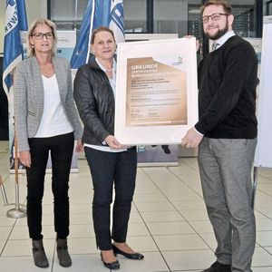 Ausgezeichnet als Bundesleistungszentrum: (v. li.) Andrea  Zeus, Vorsitzende World Skills Germany und ZDK-Referentin, Gabriela Msuya, Geschäftsführerin des Hauses des Kfz-Gewerbesn in Dresden, und Peter Hesse, Leiter der Bildungsstätte. (Bild:  Zietz/»kfz-betrieb«)