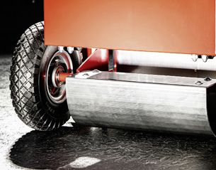 Alle SafeCaddies lassen sich für zusätzlichen Schutz auf widrigem Terrain optional mit dem Off-Road-Blech upgraden. (Bild: MUNK Rettungstechnik)