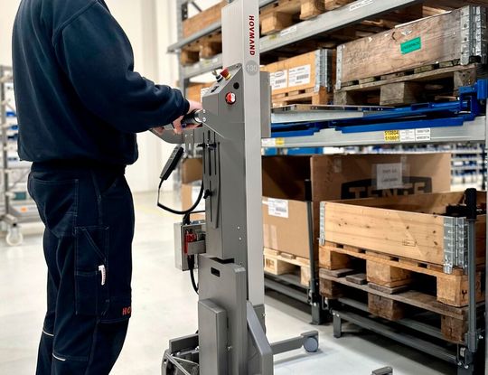 Das dänische Unternehmen Hovmand bringt zur Interpack 2023 nach Düsseldorf sein neues Hebesystem mit Elektroantrieb mit. Mit diesem Hebelift beginne in der Lagertechnik eine neue Ära.(Bild:  Hovmand)