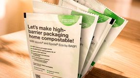 Das zertifiziert heimkompostierbare Biopolymer Ecovio von BASF kann jetzt auch für unterschiedliche Barriereaufbauten auf Papier- oder Kunststoffsubstraten eingesetzt werden. Gleichzeitig arbeitet man mit UPM am Recycling faserbasierter Verpackungen ... (Bild: BASF)