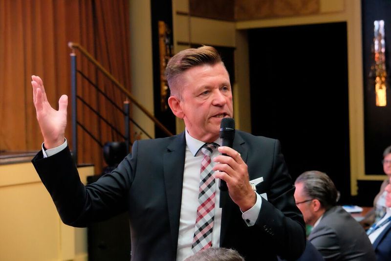 Bundesinnungsmeister Wilhelm Hülsdonk lobte Verband und Branche: „Wer gut ist, kann noch besser werden.“ (Zietz/»kfz-betrieb«)