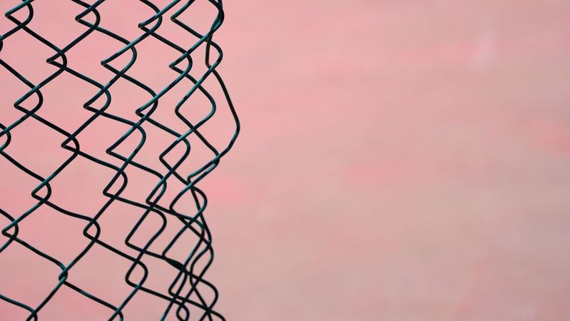 Am Beispiel einer Versicherung zeigt sich, dass Barrierefreiheit nicht nur einen Kundenzuwachs bewirkt, sondern gleichzeitig auch die externen Rückfragen signifikant verringert – und sogar der interne Krankenstand sinkt.(Bild:  frei lizenziert / Unsplash)