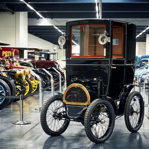 1900: Marktstart für den Renault Typ B, einem Coupé mit 1,90 Meter Länge und 1,80 Meter Höhe.(Bild:  Renault)