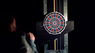 Praxsiprojekt Dartscheibe: Am Campus Gütersloh der HSBI hat ein vierköpfiges Team aus dem praxisintegrierten Studiengang Mechatronik/Automation eine intelligente Dartscheibe entwickelt. (Bild: M. Wendland)