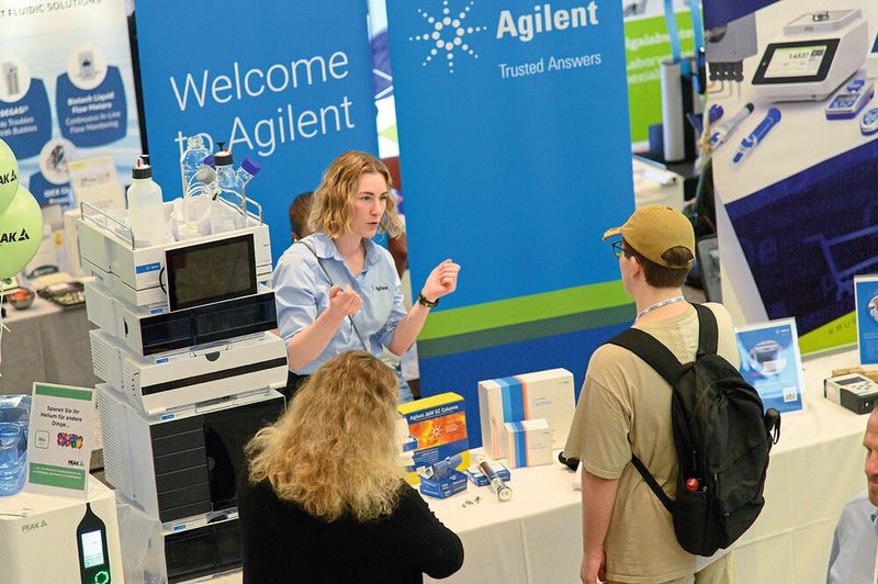 Viele Aussteller sind mit großem Eifer dabei, hier etwa am Stand von Agilent.   Mehr Infos zu den kommenden LAB-SUPPLY-Messen finden Sie auf www.lab-supply.info (Bild: Stefan Stark)