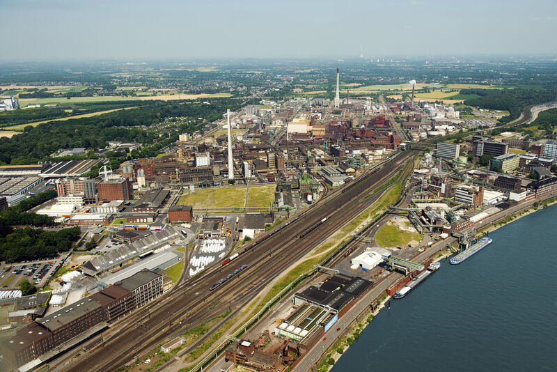 Der Chempark Krefeld-Uerdingen hat sich als führender Polycarbonat- und Polyamid-Standort Westeuropas etabliert. Zudem konzentriert sich hier die weltgrößte Produktion von anorganischen Pigmenten. Rund 7500 Mitarbeiter sind am Standort beschäftigt. (Bild: Currenta)